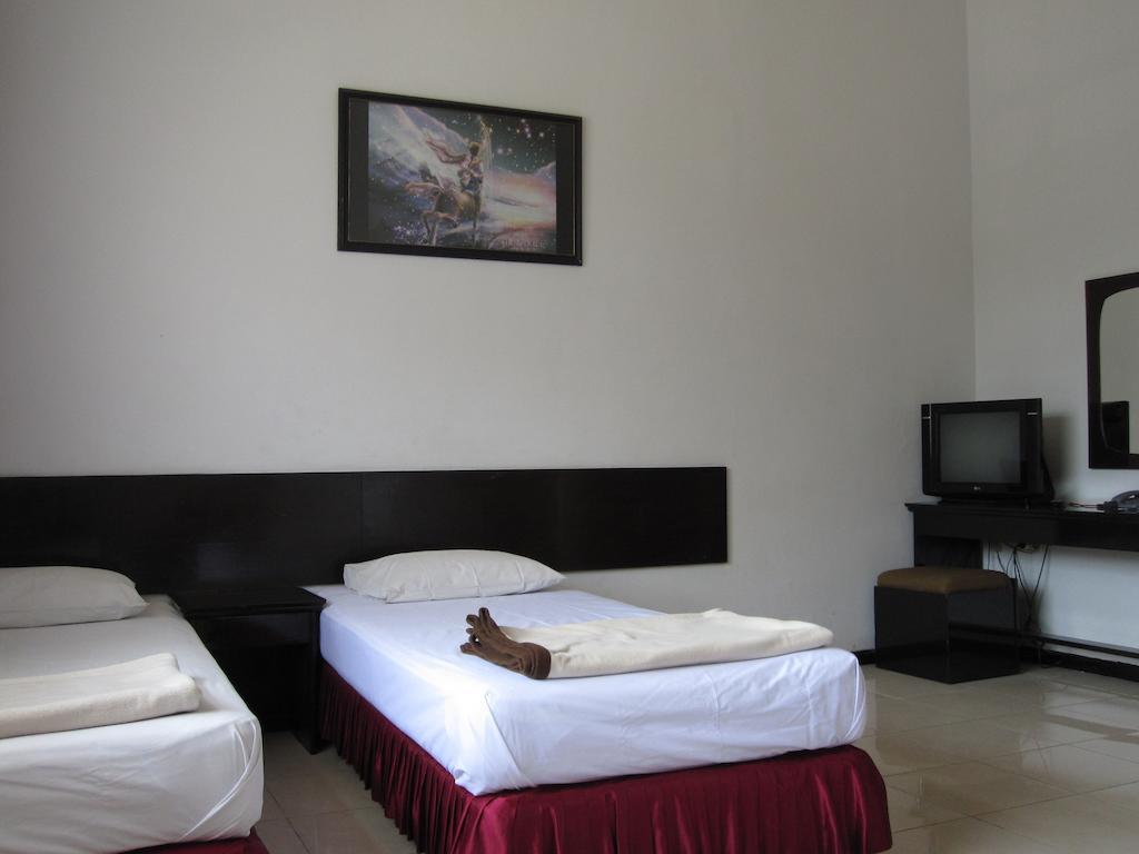 Hotel Santosa Malang Zimmer foto