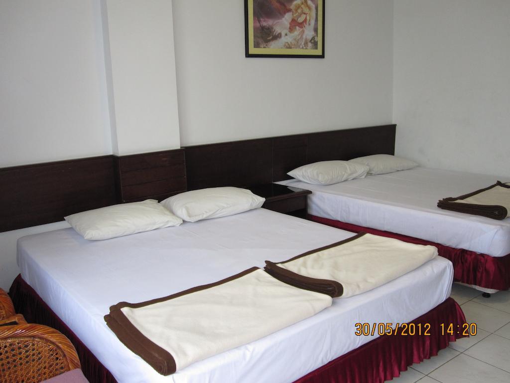 Hotel Santosa Malang Zimmer foto